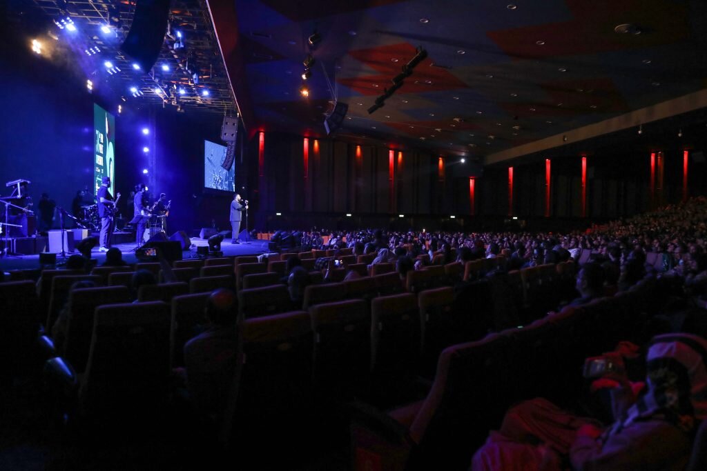 این خواننده رکورد آهنگهای غمگین را زد | قطع شدن میکروفون در اجرای زنده و...