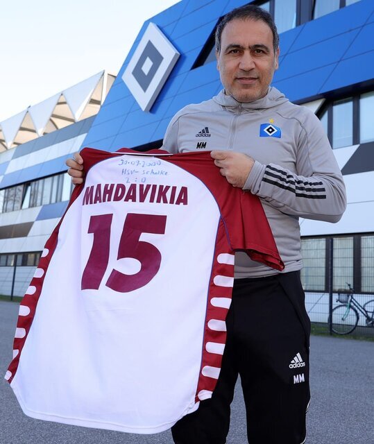 حراج پیراهن خاطرهساز مهدویکیا برای کمک به زلزلهزدگان خوی