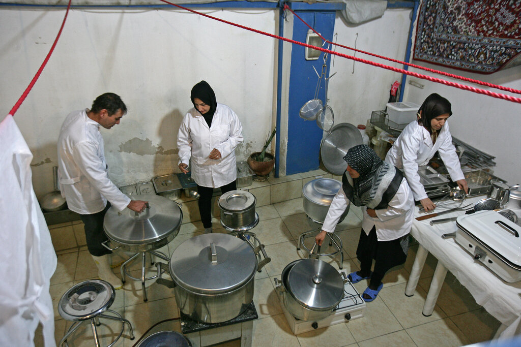 بدهیهایی که روی یخ مینوشت! | شوهرم مخفیانه به محرومان کمک میکرد