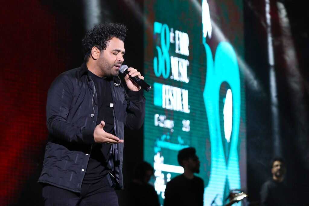 تصاویر | این خواننده صحنه را به آتش کشید | ۶۵ دقیقه جیغ مردم در سالن...