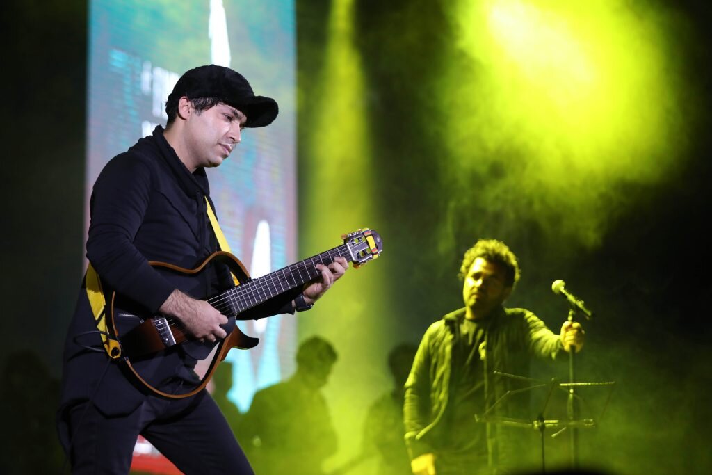 تصاویر | این خواننده صحنه را به آتش کشید | ۶۵ دقیقه جیغ مردم در سالن...