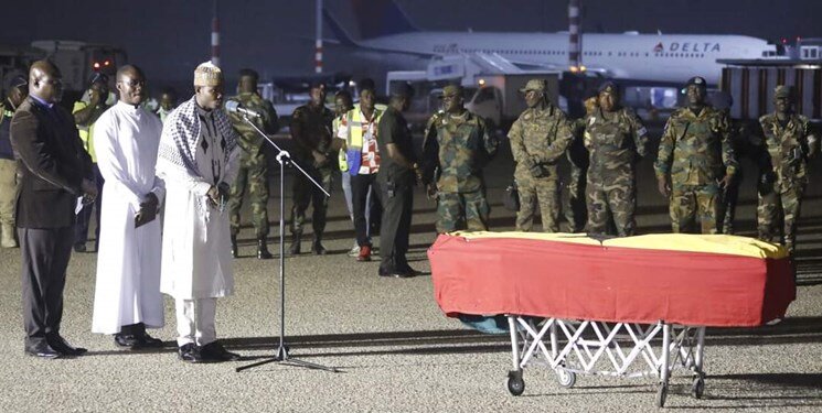 تصاویر | فوتبالیست مشهور داخل تابوت به خانه رسید