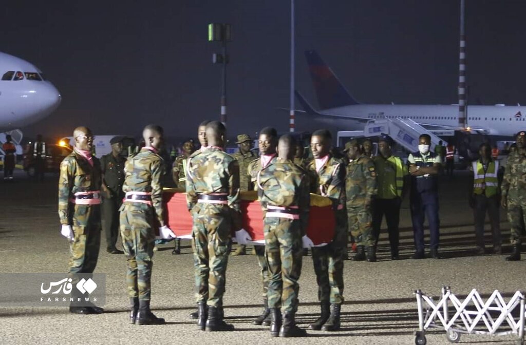 تصاویر | فوتبالیست مشهور داخل تابوت به خانه رسید