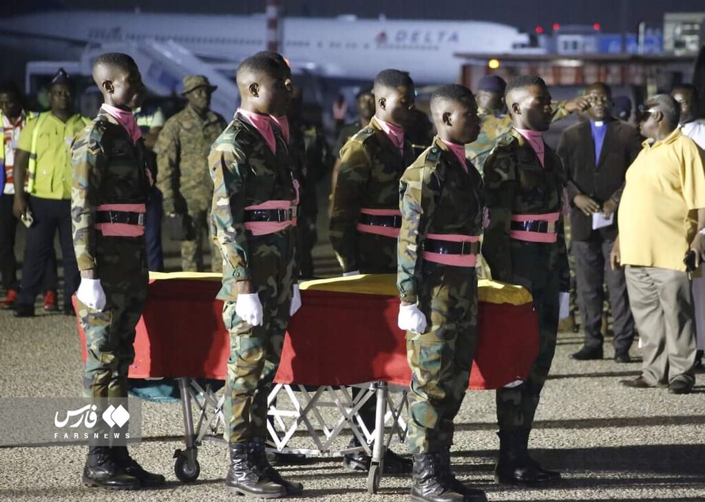 تصاویر | فوتبالیست مشهور داخل تابوت به خانه رسید