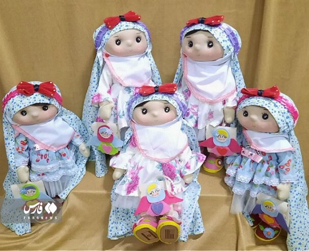 تصاویر | عروسکهای ابداعی بانوی طلبه | ذوق دختر خردسال از دریافت عروسک آلاء را ببینید