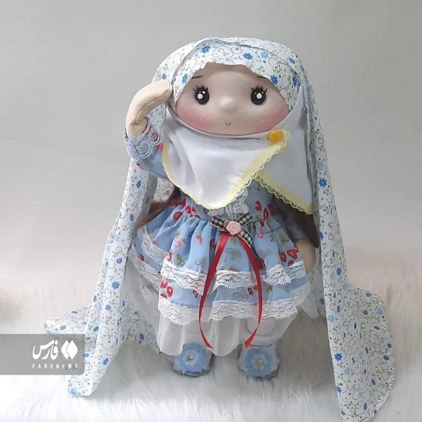 تصاویر | عروسکهای ابداعی بانوی طلبه | ذوق دختر خردسال از دریافت عروسک آلاء را ببینید