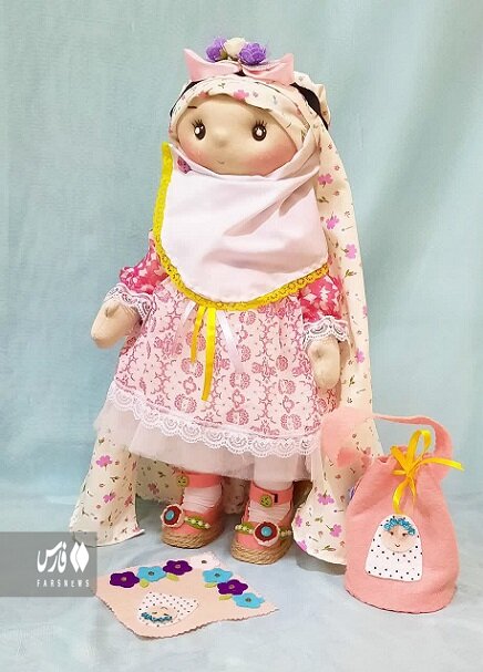 تصاویر | عروسکهای ابداعی بانوی طلبه | ذوق دختر خردسال از دریافت عروسک آلاء را ببینید