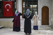 ببینید | رفتار جالب زن مسلمان هنگام نماز در زلزله ترکیه