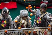 ببینید | جنگ عجیب پرتقال در ایتالیا با لباس‌های قرون وسطایی!