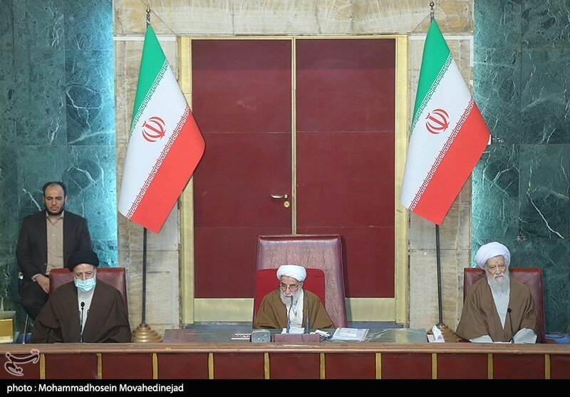 اولین تصاویر رئیسی و روحانی در اجلاسیه امروز خبرگان رهبری | چهره‌هایی که کنار رئیسی نشستند