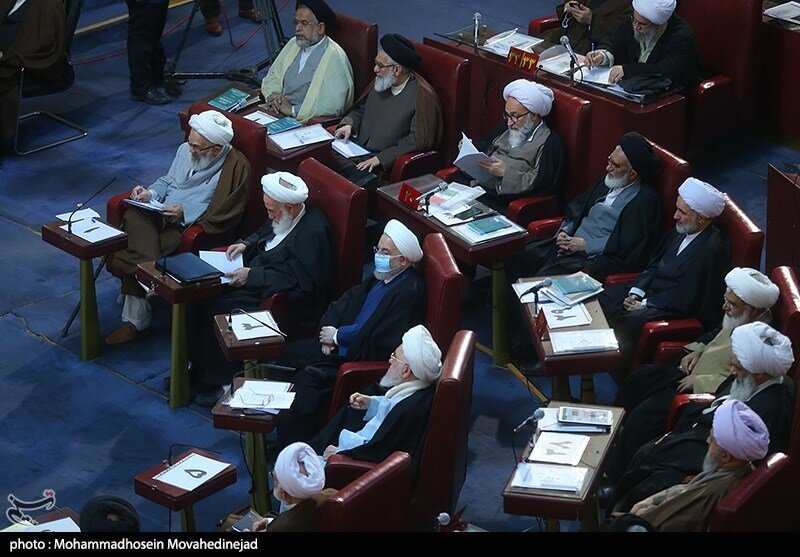 اولین تصاویر رئیسی و روحانی در اجلاسیه امروز خبرگان رهبری | چهره‌هایی که کنار رئیسی نشستند