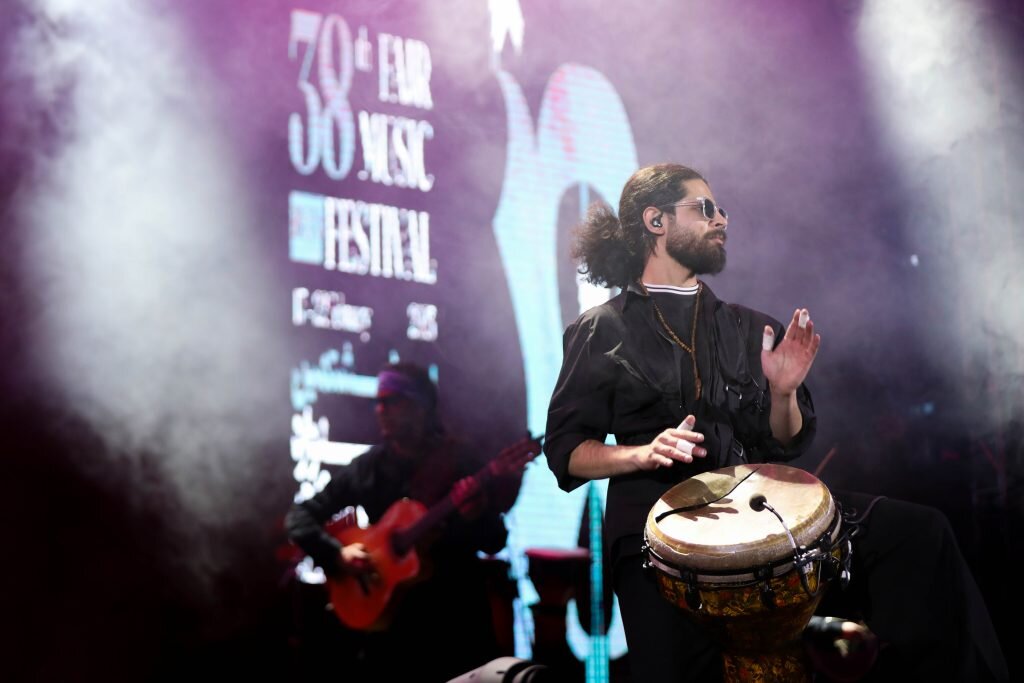 تصاویر | کنسرتی در تهران که خواننده پشت میکروفون دنبال موبایلش میگشت!