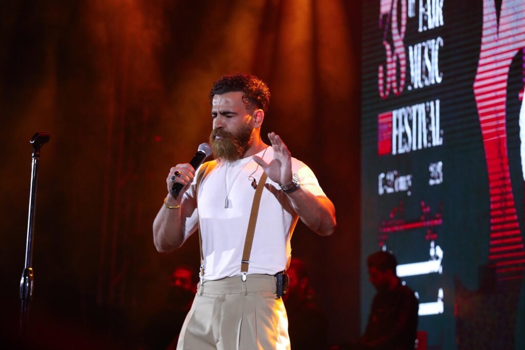 تصاویر | کنسرتی در تهران که خواننده پشت میکروفون دنبال موبایلش میگشت!