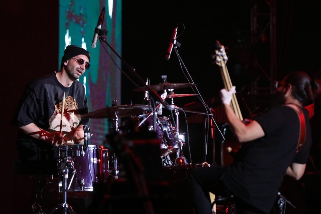 تصاویر | کنسرتی در تهران که خواننده پشت میکروفون دنبال موبایلش میگشت!