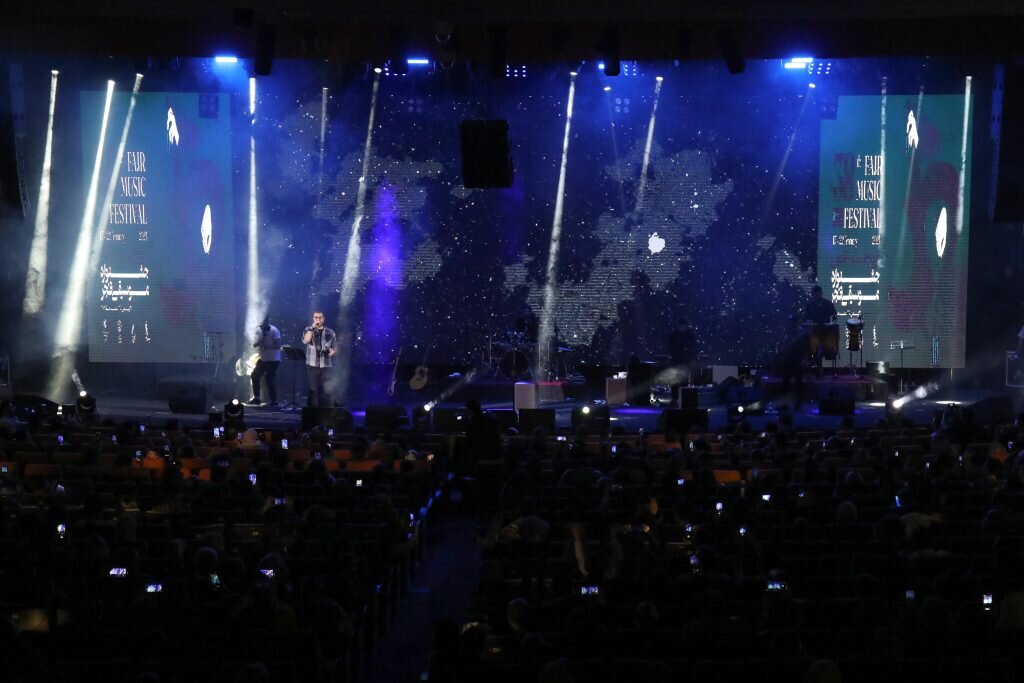 تصاویر | کنسرت متفاوت خواننده جنجالی در تهران | واکنش مردم به سکته مغزی پدر خواننده مطرح کشور