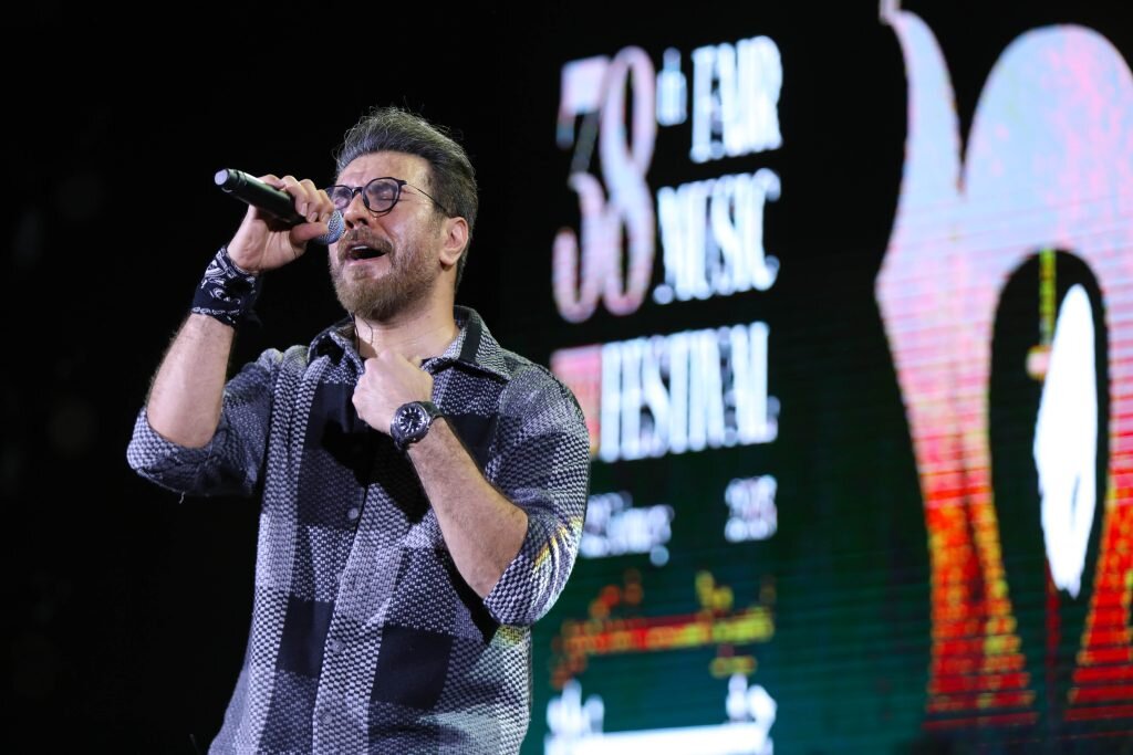 تصاویر | کنسرت متفاوت خواننده جنجالی در تهران | واکنش مردم به سکته مغزی پدر خواننده مطرح کشور