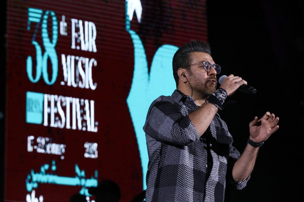 تصاویر | کنسرت متفاوت خواننده جنجالی در تهران | واکنش مردم به سکته مغزی پدر خواننده مطرح کشور