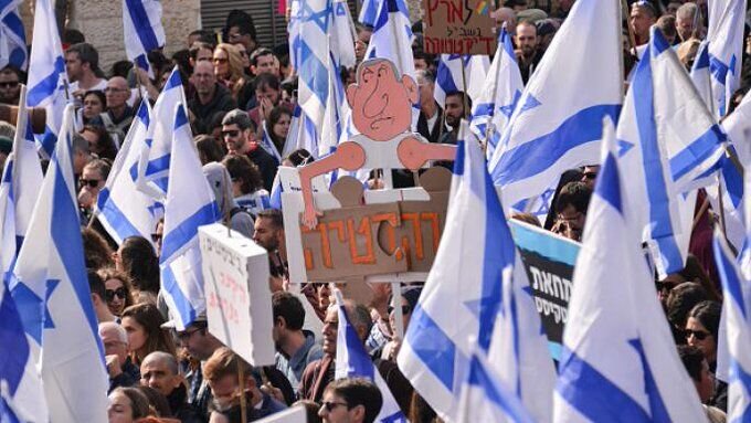 تشتت در جامعه اسرائیل | آنچه نتانیاهو را ذله و بیچاره کرده است | ارتشی که با اولین گلوله فرار می‌کند | همه عوامل تظاهرات صدهاهزار نفری علیه نتانیاهو