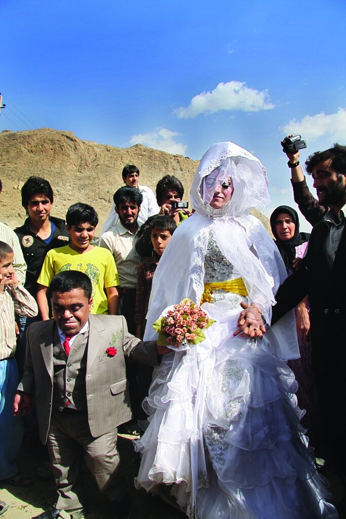 ماجرای ازدواج مرد لرستانی با زنی که یک متر از خودش بلندتر است | روزی ۱۰۰ بار بهش میگویم دوستت دارم | زنم گفت: چیزی که برایم مهم است خود تو هستی!