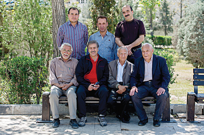 سرمربی معروف فوتبال: منطقه ۲ حرف ندارد | عکس یادگاری با اهالی محله