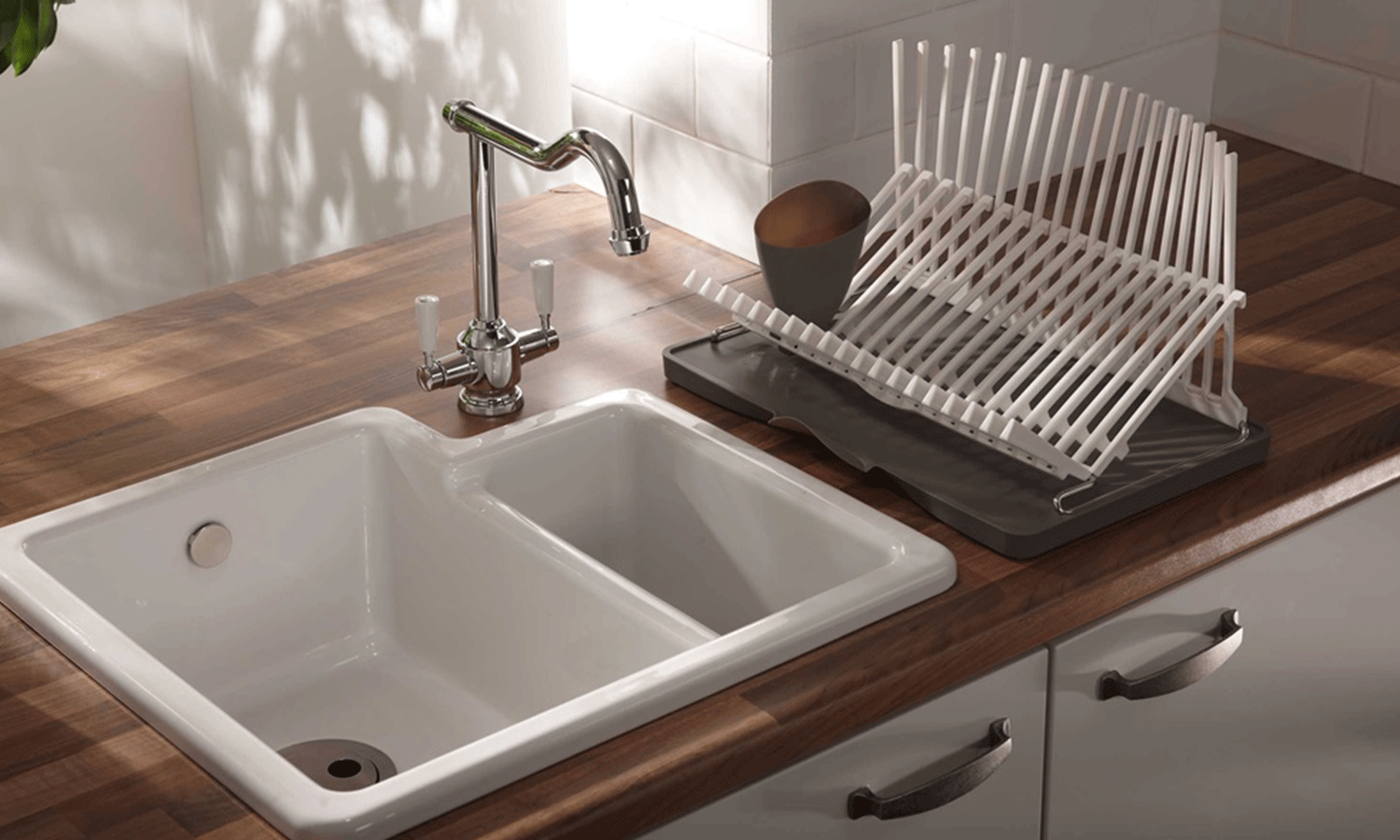 تمیز کردن سینک ظرفشویی بدون استفاده از مواد شیمیایی | با این روش‌های خانگی سینک را براق و تمیز کنید | ترفندهایی برای شستن سینک چینی