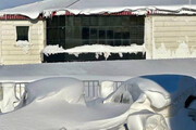 ببینید | وضعیت عجیب پیکان مدفون شده در برف | تلاش‌ هلال احمر برای خروج پیکان زیر برف