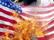 ببینید |‌ لحظه به آتش کشیدن پرچم آمریکا توسط  زن و مرد یونانی مقابل کنسولگری آمریکا