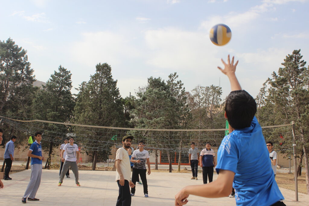 پرچم بچههای محله عبدلآباد بالاست