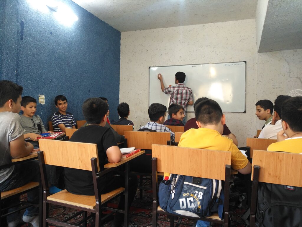 پرچم بچههای محله عبدلآباد بالاست