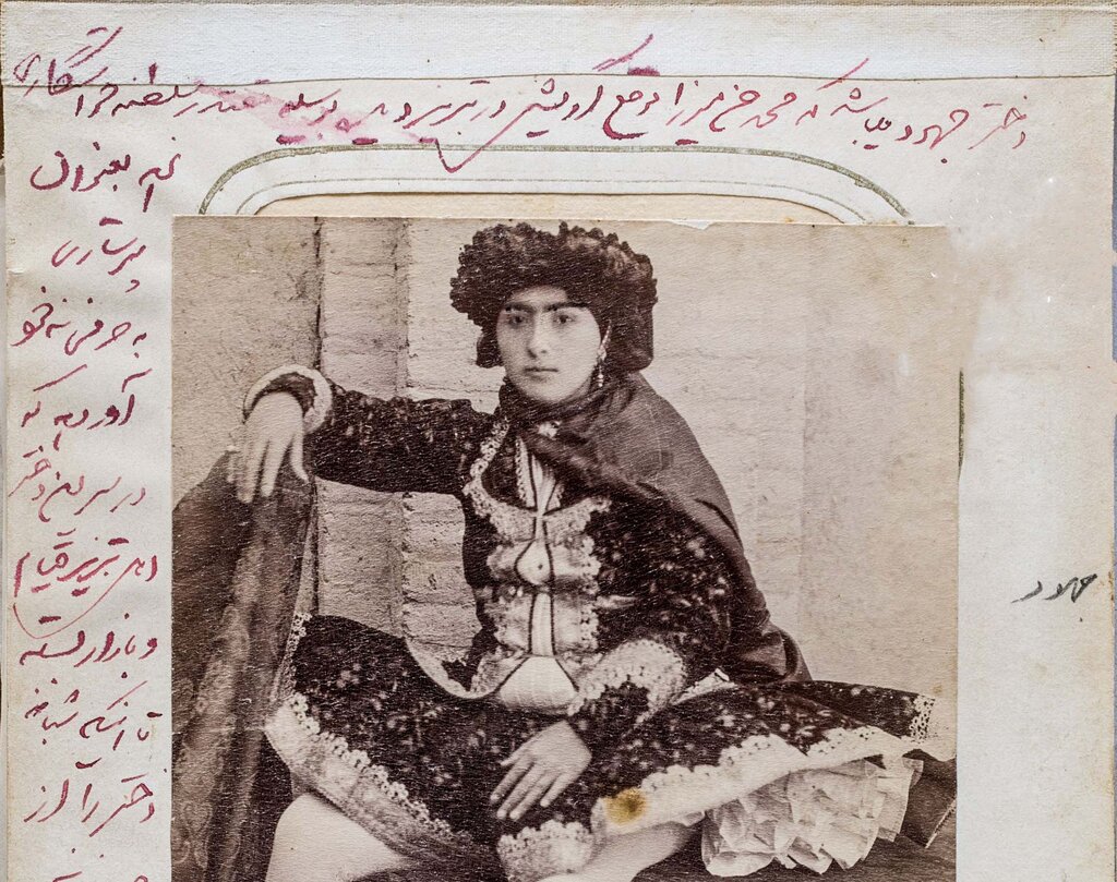 نوشتۀ حاشیه: دختر جهودی میباشد که محمدحسن میرزا موقع گردش در تبریز دیده، به وسیلۀ مقتدرالسلطنه خواستگاری کردند وبه عنوان پرستاری به حرمخانۀ خود آورد