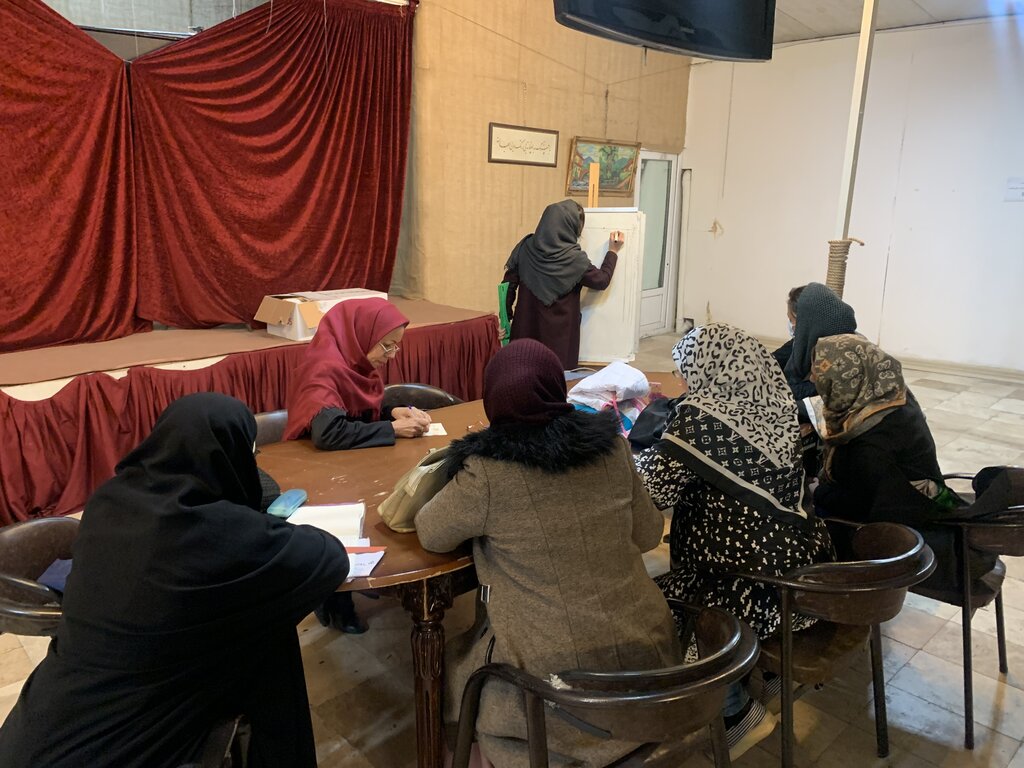 قهرمان محله | گرهگشا و پولساز | بانوان اچ. آی. وی مثبت در این کارگاه خیاط میشوند