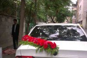 ببینید | نماز خواندن داماد اصفهانی کنار ماشین گل‌زده عروس