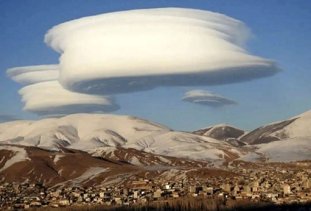ماجرای مشاهده ابرهای عجیب در آسمان خلخال چه بود؟ | ابرهایی که خبر از وقوع زلزله می‌دهند! | آیا ابرهای عدسی‌شکل  علت وقوع زلزله مرگبار ترکیه بودند؟