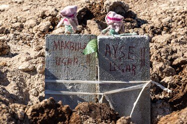 عکس | دلخراش‌ ترین تصویر از قبرستان آدیامان ترکیه | دستکش های کودکانه بر سر مزار ۲ کودک