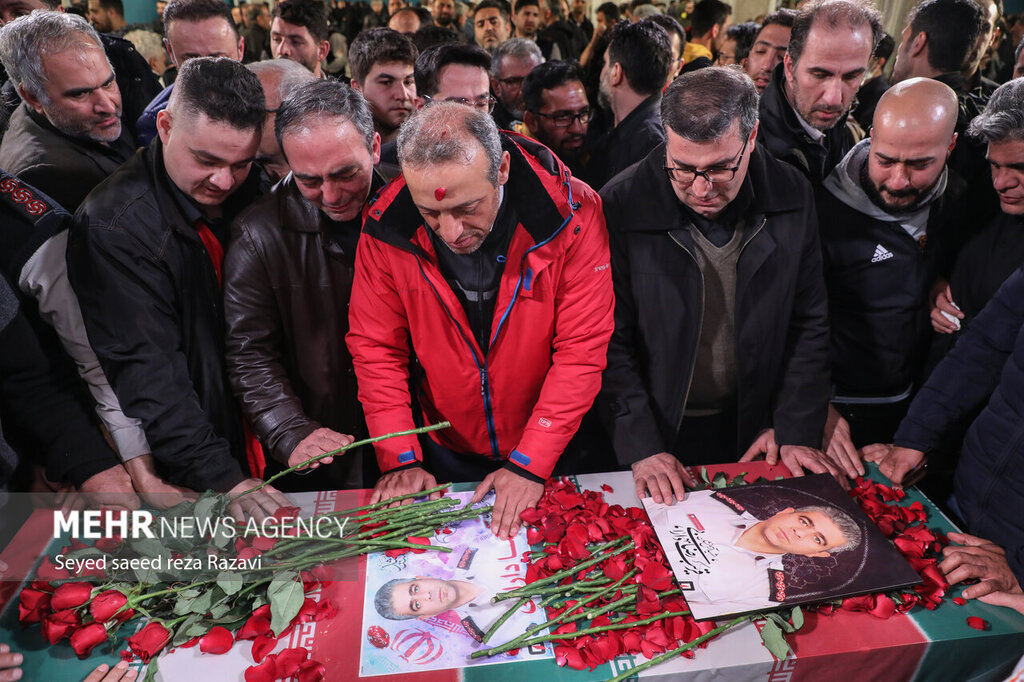 تصاویر ا وداع تلخ با شهید دارابی ؛ بدرقه باشکوه آتش نشانی که در حادثه خیابان بهار
شهید شد