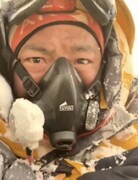 ببینید | سرما و کولاک وحشتناک در کمپ ۴ اورست | وضعیت یک کوهنورد را ببینید