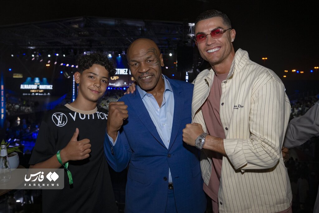 عکس | رونالدو بوکسور افسانهای را در آغوش گرفت | شوخی اسطوره بوکس سنگین وزن جهان با کریستیانوی کوچک در عربستان