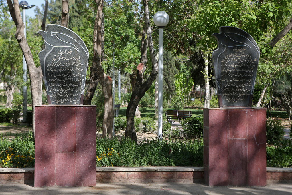 بوستان مهم و زیبایی که تنها قبرستان پایتخت بود | مزار شاعر شهیر لبدوخته اینجاست