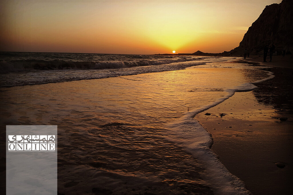 ببینید | این تندیسهای سنگی حاصل جدال موج و صخرهاند | سفر به ساحل مکسر؛ رویاییترین ساحل صخرهای خلیج فارس