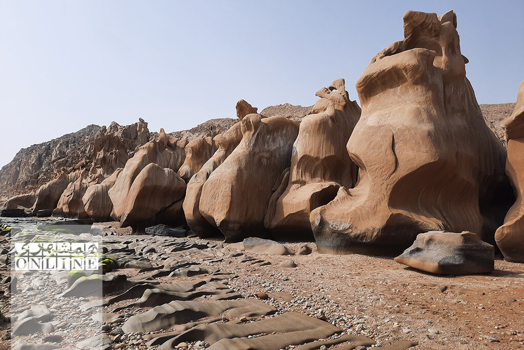 ببینید | این تندیسهای سنگی حاصل جدال موج و صخرهاند | سفر به ساحل مکسر؛ رویاییترین ساحل صخرهای خلیج فارس