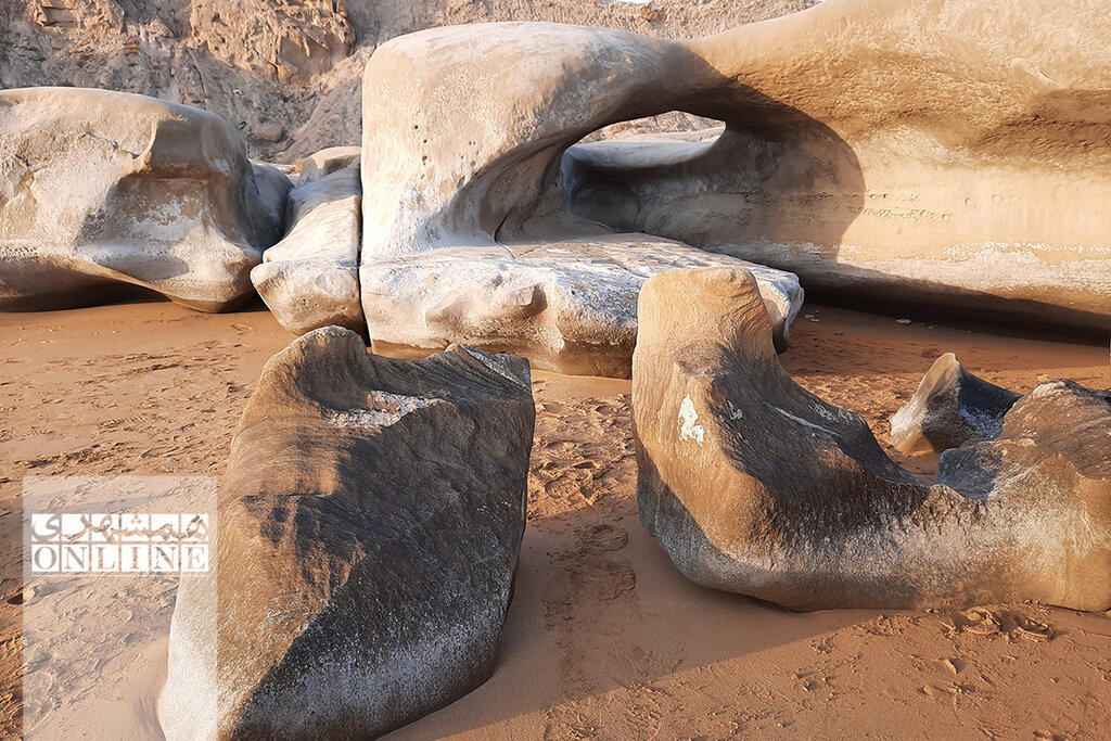 ببینید | این تندیسهای سنگی حاصل جدال موج و صخرهاند | سفر به ساحل مکسر؛ رویاییترین ساحل صخرهای خلیج فارس