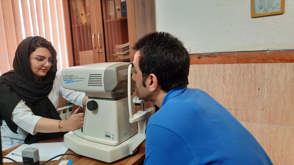 قهرمان محله | روزم را با دعای خیر دیگران میسازم | این پزشک خیّر به دیدار بیمارانش میرود