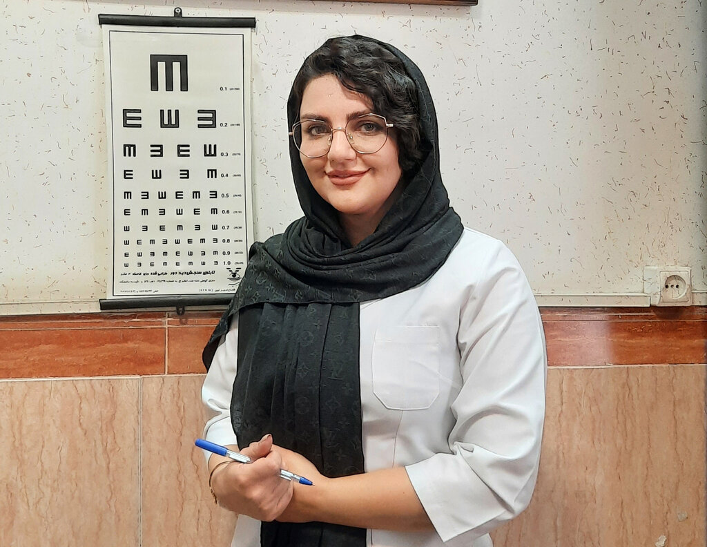 قهرمان محله | روزم را با دعای خیر دیگران میسازم | این پزشک خیّر به دیدار بیمارانش میرود