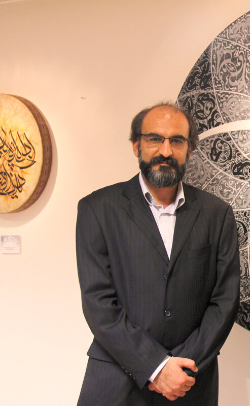 میان خوشنویسی و موسیقی پل میسازم | تبلیغات شلخته، پایتخت را آشفته کرده است