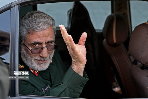 اداي احترام فرمانده سپاه قدس به خانواده هاي  شهدای رسانه مقاومت