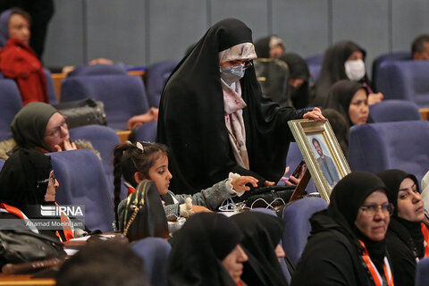 اداي احترام فرمانده سپاه قدس به خانواده هاي  شهدای رسانه مقاومت