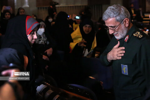 اداي احترام فرمانده سپاه قدس به خانواده هاي  شهدای رسانه مقاومت