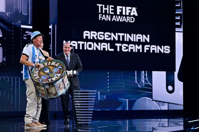 تصاویر | بازمزه‌ترین هوادار جهان با یادگاری مارادونا | جذاب‌ترین برنده مراسم بهترین‌های سال فوتبال