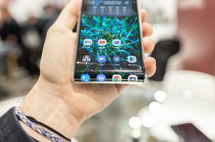 تصاویری جالب از گوشی موتورولا با صفحه نمایش رولشونده