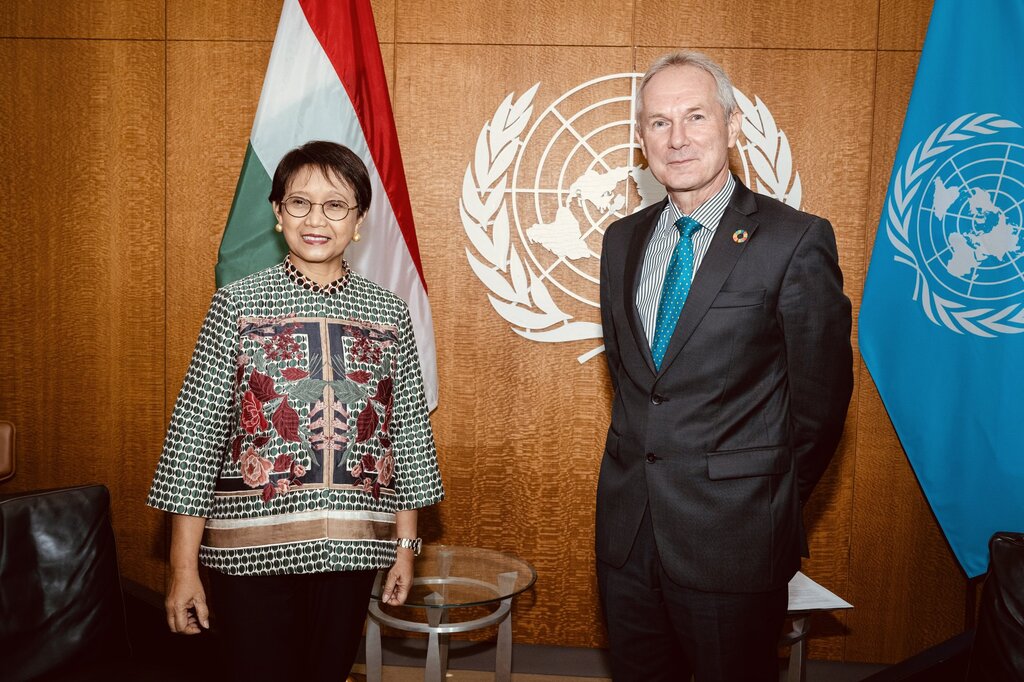 پرچم مجارستان به جای پرچم ایران ؟ | نکته مهم درباره یک عکس جنجالی